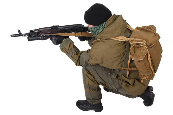 Fighter Med Kalashnikov Gevär Med Fat Granatkastare Isolerad Vit Bakgrund — Stockfoto