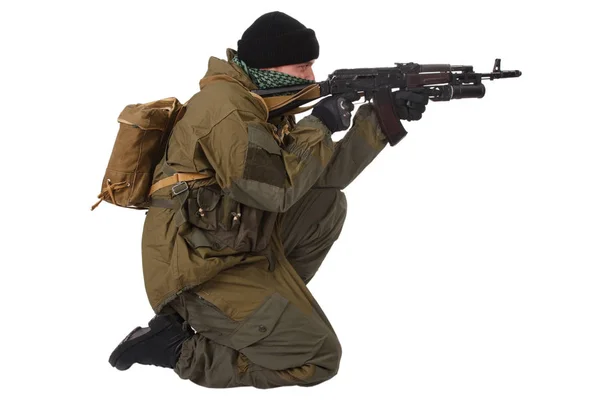 Combattente Con Kalashnikov Fucile Con Lanciagranate Sotto Canna Isolato Sfondo — Foto Stock