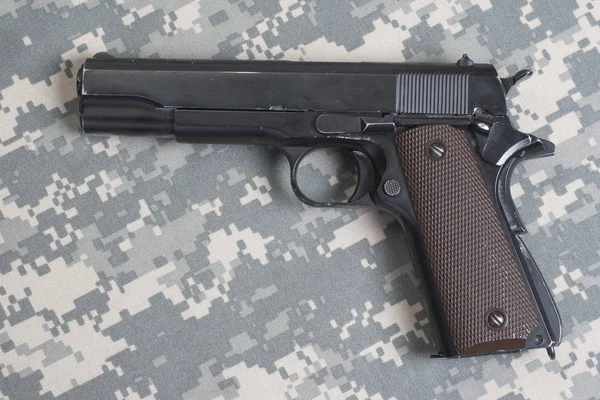 Пистолет Colt M1911 Камуфляжной Форме — стоковое фото