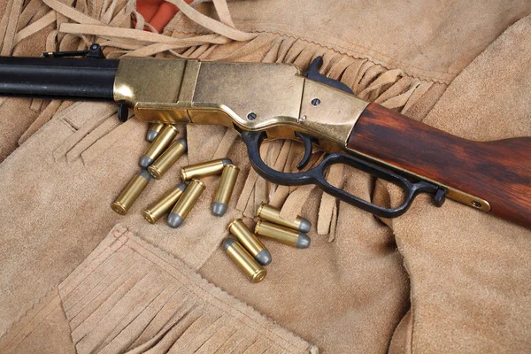 Wildwest Repetiergewehr Mit Munition Und Sheriff Abzeichen — Stockfoto