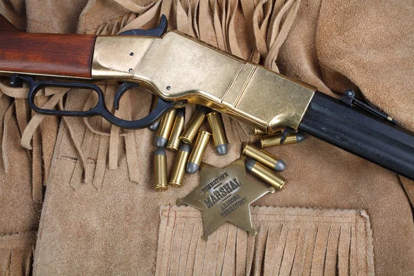Vahşi Batı Dönem Yinelenen Tüfek Mühimmat Şerif Rozeti Ile — Stok fotoğraf
