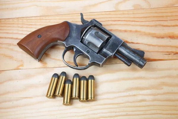 Revolver Lőszerek Fából Készült Asztal — Stock Fotó