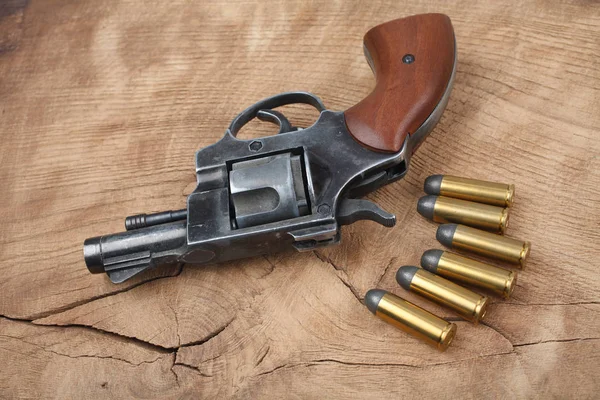 Revolver Munice Dřevěný Stůl — Stock fotografie