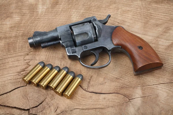 Револьвер Боєприпасами Дерев Яному Столі — стокове фото