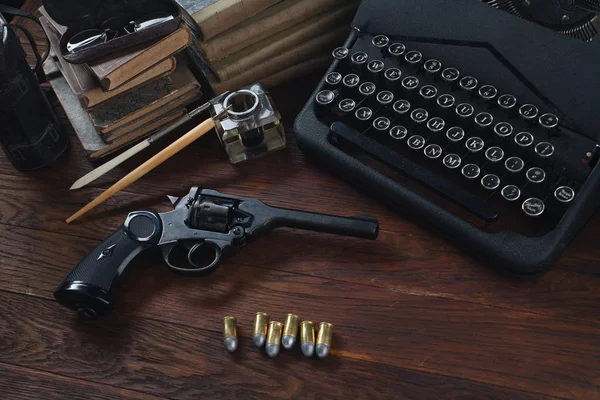 Écriture d'un livre de fiction policière - vieille machine à écrire vintage rétro et revolver avec munitions, livres, papiers, vieux stylo à encre — Photo