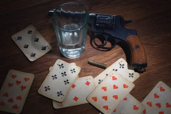 Roulette russe - carte de placement, verre de vodka et revolver avec une cartouche dans le tambour — Photo