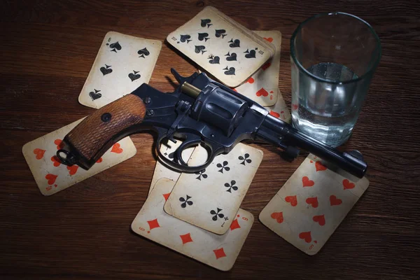 Ruleta rusa - tarjeta de trenzado, vaso de vodka y revólver con un cartucho en tambor — Foto de Stock