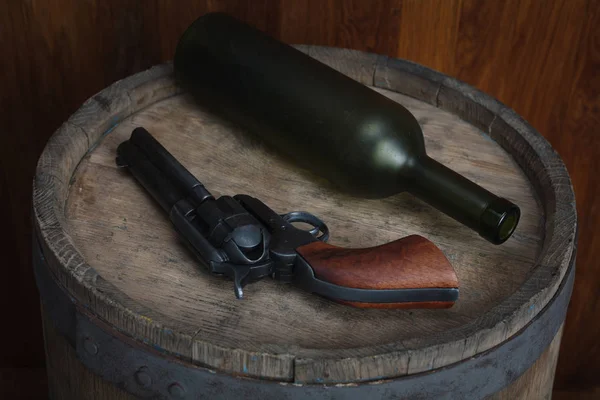 Alter Westernrevolver mit Flasche — Stockfoto