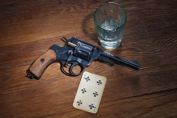 Ruleta rusa - Seis de Clubes trenzado tarjeta, vaso de vodka y revólver con un cartucho en tambor — Foto de Stock