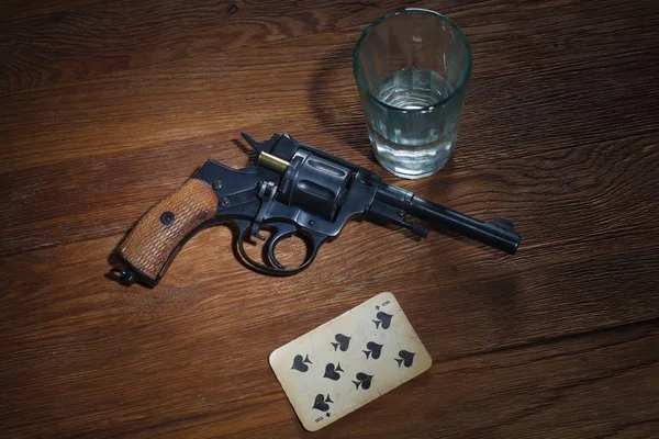 俄轮盘赌-八支黑桃牌，伏特加和左轮手枪，内装一个弹药筒 — 图库照片