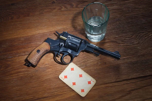 俄罗斯轮盘赌- -六张钻石牌、一杯伏特加和左轮手枪，内装一个弹药筒 — 图库照片