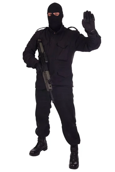 Homem de uniforme preto e máscara com rifle de assalto — Fotografia de Stock