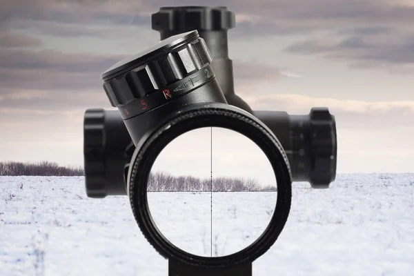 Zicht door een optisch zicht op het winterveld — Stockfoto
