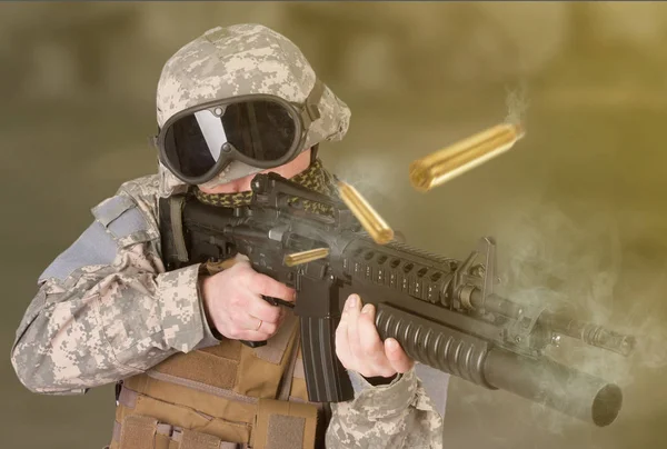 Soldado del ejército estadounidense disparando desde un rifle de asalto — Foto de Stock