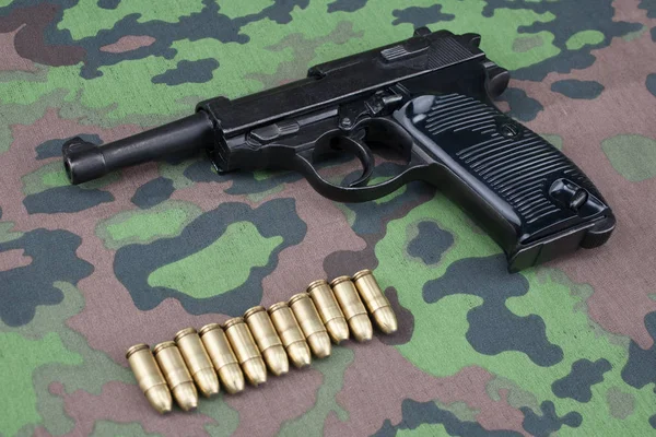 Wwii era nazistowska armia niemiecka 9 mm półautomatyczny pistolet z amunicją — Zdjęcie stockowe