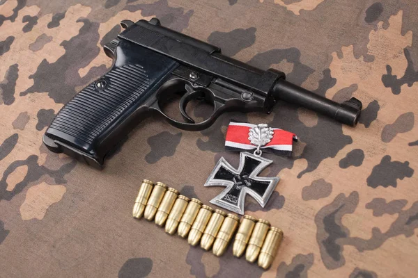WWII era nazi german army 9 mm semi-automatic pistol with Iron Cross award — Stock Photo, Image