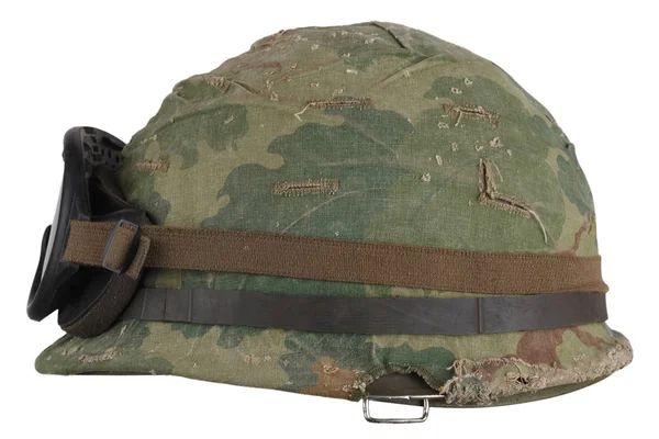 Capacete do exército dos EUA período de guerra do Vietnã com óculos de cobertura de camuflagem — Fotografia de Stock
