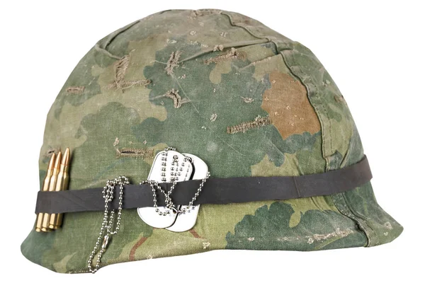 Шлем армии США Вьетнамский период войны с камуфляжными защитными очками — стоковое фото