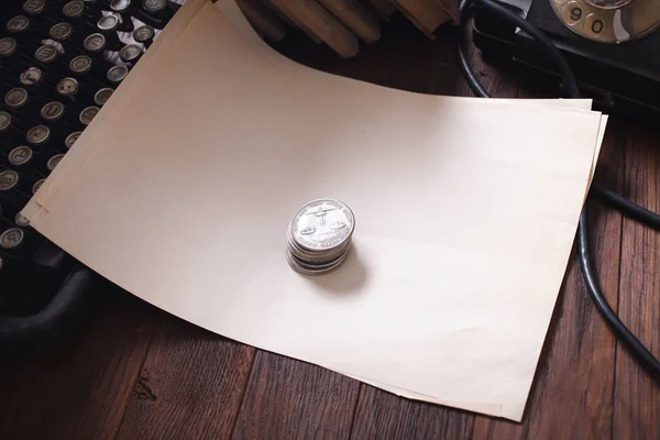 Alte Retro-Vintage-Schreibmaschine und leeres Blatt mit Silberdollar auf Holzbrett — Stockfoto