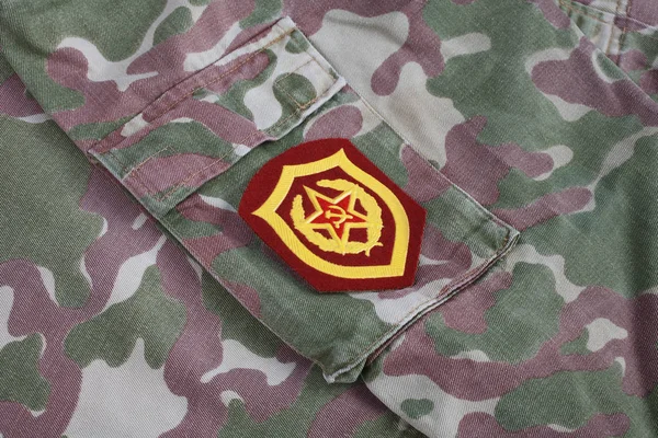 Ussr militaire uniform - Sovjet leger Gemechaniseerde infanterie schouder patch op camouflage uniforme achtergrond — Stockfoto