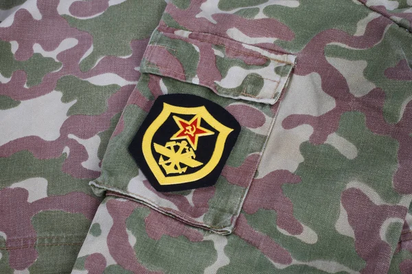 Uniforme militar da URSS - Exército Soviético - Patch de ombro de engenharia militar em fundo uniforme de camuflagem — Fotografia de Stock