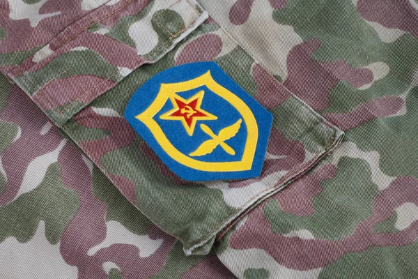 Uniforme militare dell'URSS - patch spalla dell'aeronautica militare sovietica su sfondo uniforme mimetico — Foto Stock