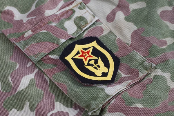 Ussr militaire uniform - Sovjet Leger Vervoer Korps schouder patch op camouflage uniforme achtergrond — Stockfoto