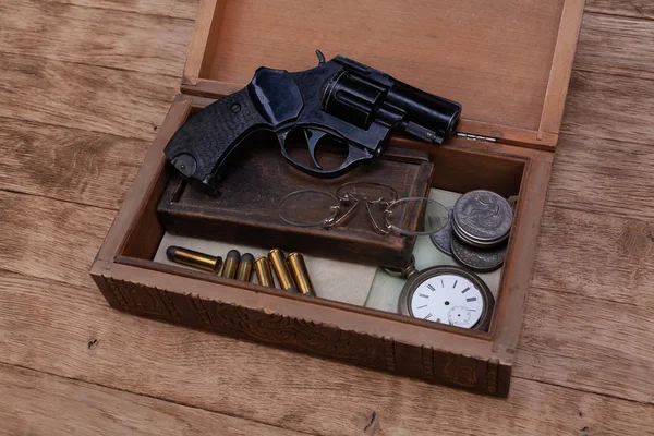 Memorabilia - old vintage revolver gun with ammunitions in wooden box for letters — Stock Photo, Image