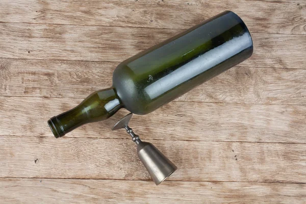 Lege retro vintage groene fles met metalen glas — Stockfoto
