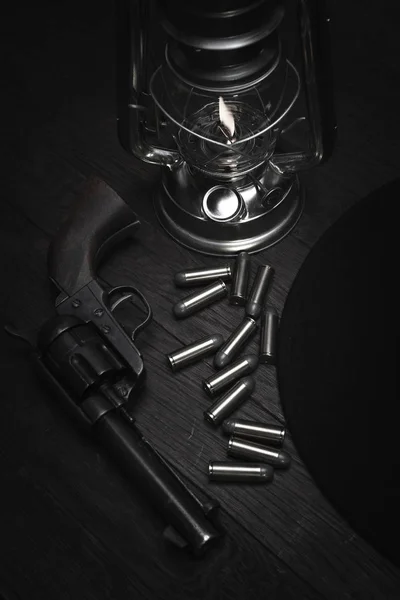 旧的西方冷防爆灯笼和带弹夹的左轮手枪 — 图库照片