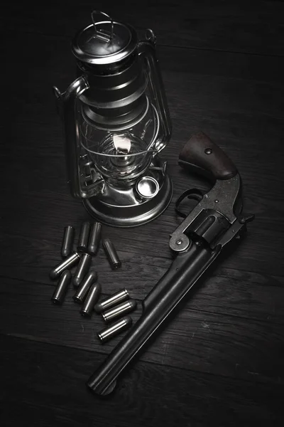 Antiguo linterna de explosión fría occidental y pistola de revólver con cartuchos — Foto de Stock