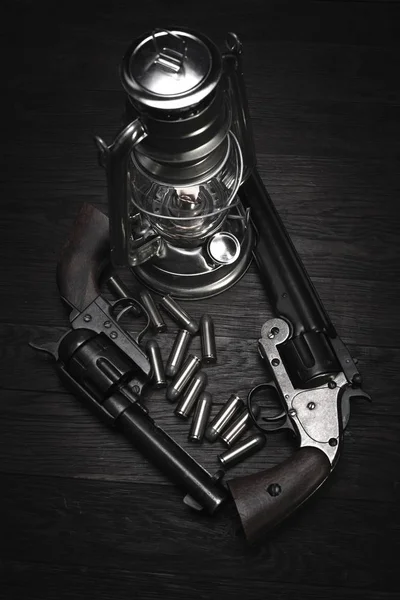 Gammal västerländsk kallblästrad lykta och revolverpistol med patroner — Stockfoto
