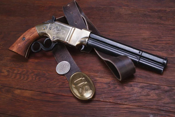 Arma Wild West Pistola de repetição vulcânica com cinto do exército dos EUA com fivela e dólar de prata — Fotografia de Stock