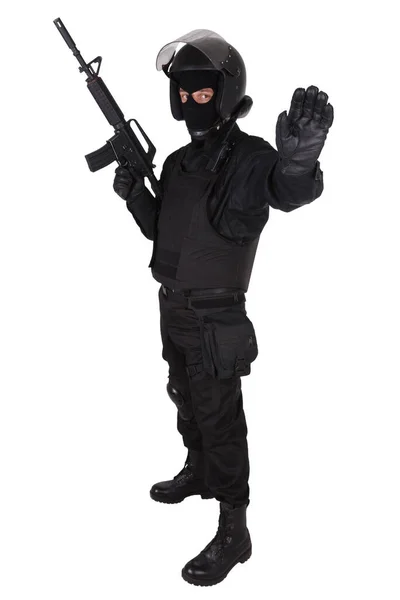 Oficial de policía antidisturbios en uniforme negro con rifle de asalto —  Fotos de Stock