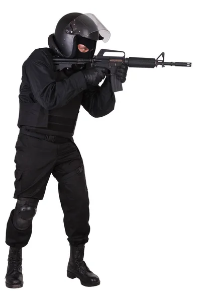 Riot politieagent in zwart uniform met aanvalsgeweer — Stockfoto