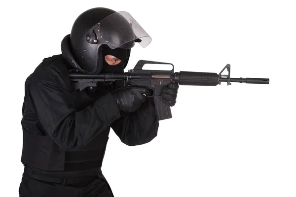Riot politieagent in zwart uniform met aanvalsgeweer — Stockfoto
