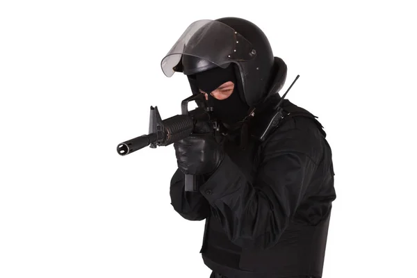 Upplopp polis i svart uniform med misshandel gevär — Stockfoto