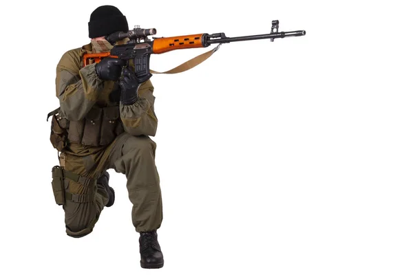 Atirador insurgente em russo tipo de uniforme com espingarda SVD sniper — Fotografia de Stock