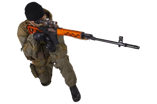 Upprorisk krypskytt i rysk uniform med Svd krypskyttegevär — Stockfoto