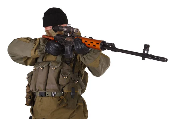 Atirador insurgente em russo tipo de uniforme com espingarda SVD sniper — Fotografia de Stock