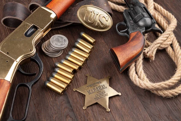 Vadnyugati Fegyverek Lőszerek Rendőrbírói Jelvények Ezüst Dollárral Asztalon — Stock Fotó