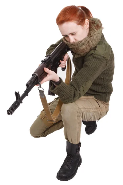 带有白色背景的Ak 47步枪的女雇佣兵 — 图库照片