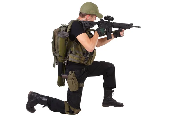 Privata Militära Entreprenör Rifleman Med Automatkarbin Isolerad Vit — Stockfoto