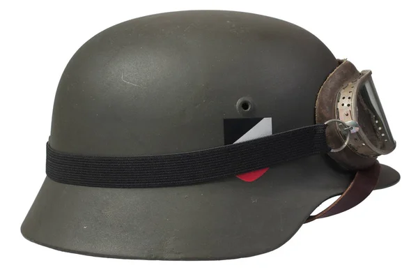 白い背景に隔離された保護ゴーグルとドイツのナチス軍のヘルメット — ストック写真