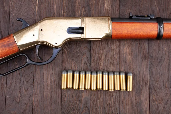Pistola Wild West Fusil Repetidor Palanca Con Munición Sobre Mesa — Foto de Stock