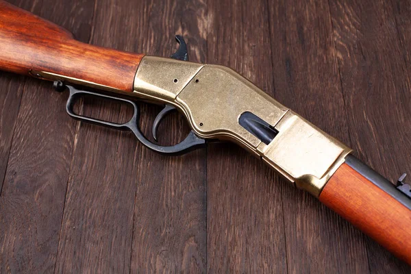Pistola Wild West Fusil Repetidor Palanca Sobre Mesa Madera — Foto de Stock