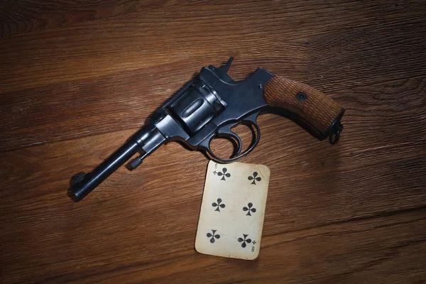 Roulette Russe Six Clubs Plaçant Carte Revolver Avec Une Cartouche — Photo