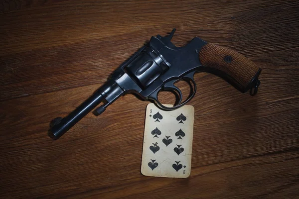 Orosz Rulett Kilenc Pikk Fonott Kártya Revolver Egy Patron Dob — Stock Fotó