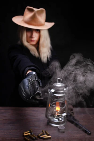 Дика Західна Блондинка Стріляла Револьверної Гармати Столі Боєприпасами Срібними Монетами — стокове фото