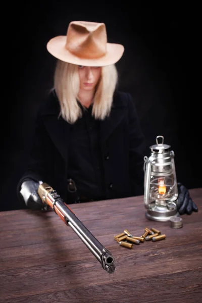 Wild West Blond Meisje Schieten Van Revolver Pistool Aan Tafel — Stockfoto